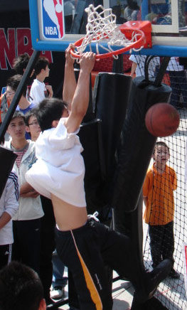 具侵略性的 具侵略性的