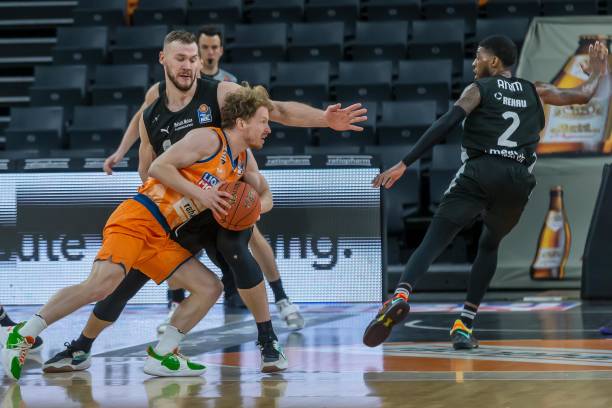 而是由当地 而是由当地